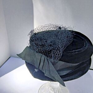 Vintage 1950's Ladies Hat Black Church Formal Velvet Netting Bow USA Whimsigoth.